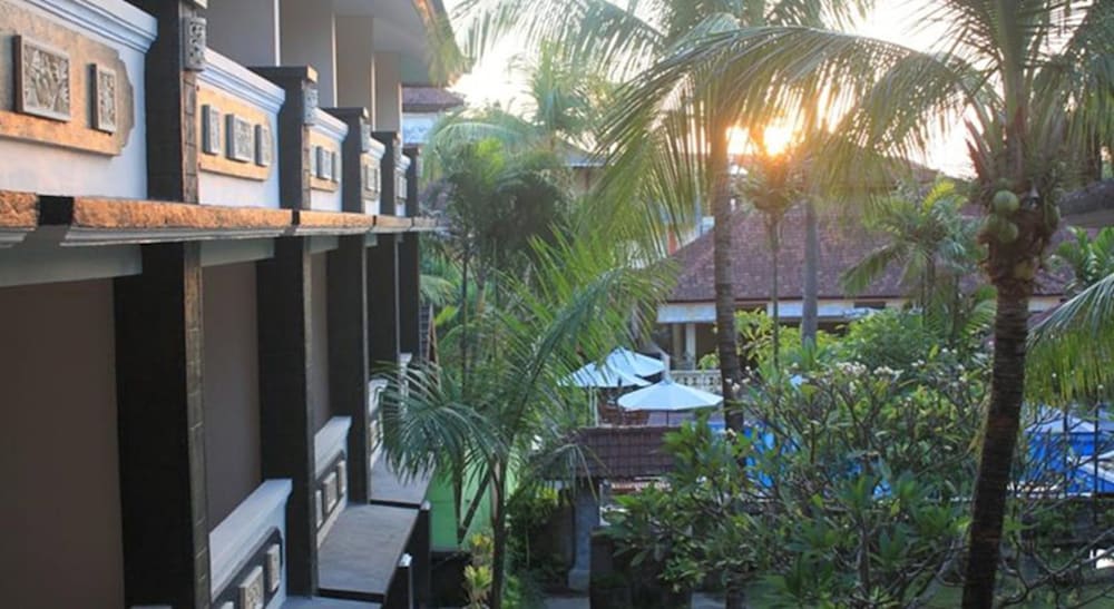 Фото Bakung Beach Resort