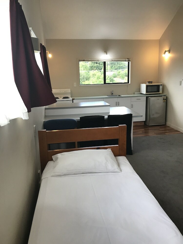 Фото Rayland Epsom Motel