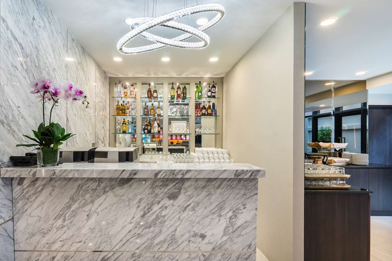 Фото Surestay Plus Hotel by Best Western Sukhumvit 2