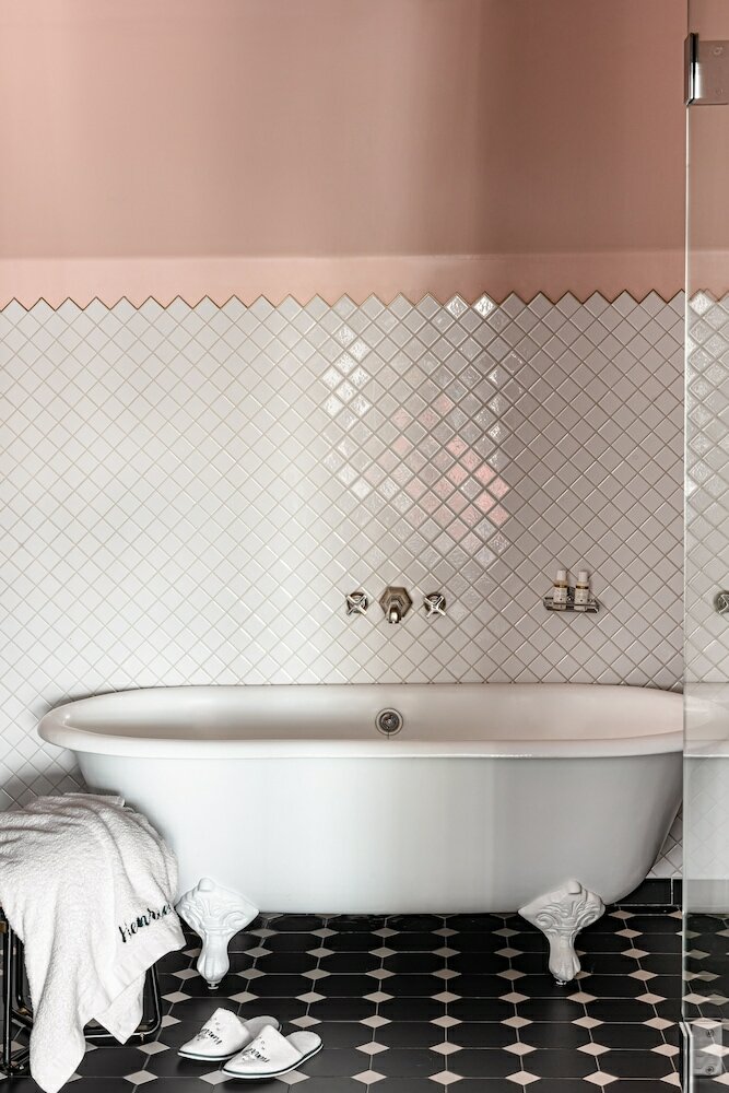 Фото The Henrietta Hotel