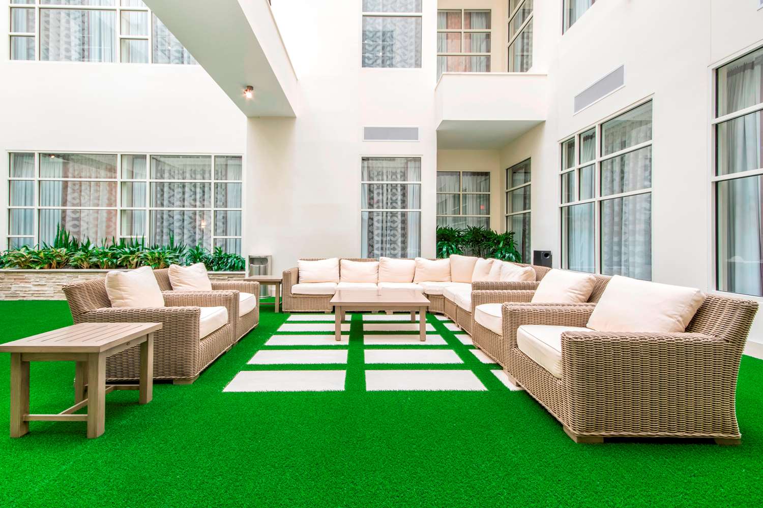 Фото Embassy Suites Louisville Downtown