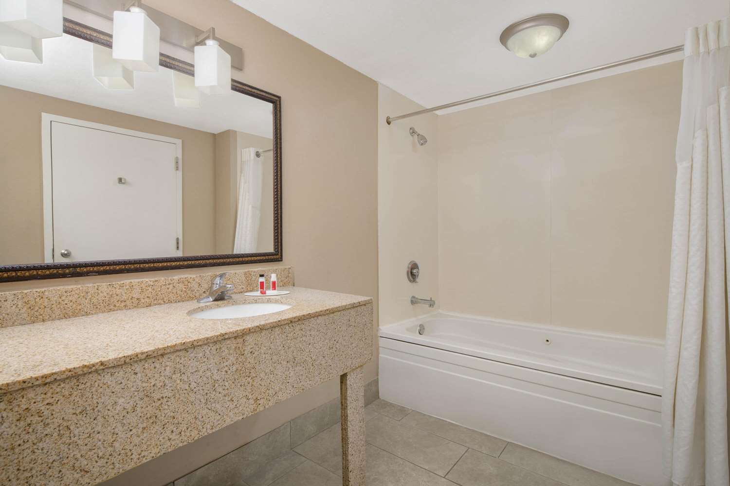 Фото Super 8 by Wyndham Port Wentworth Savannah Area