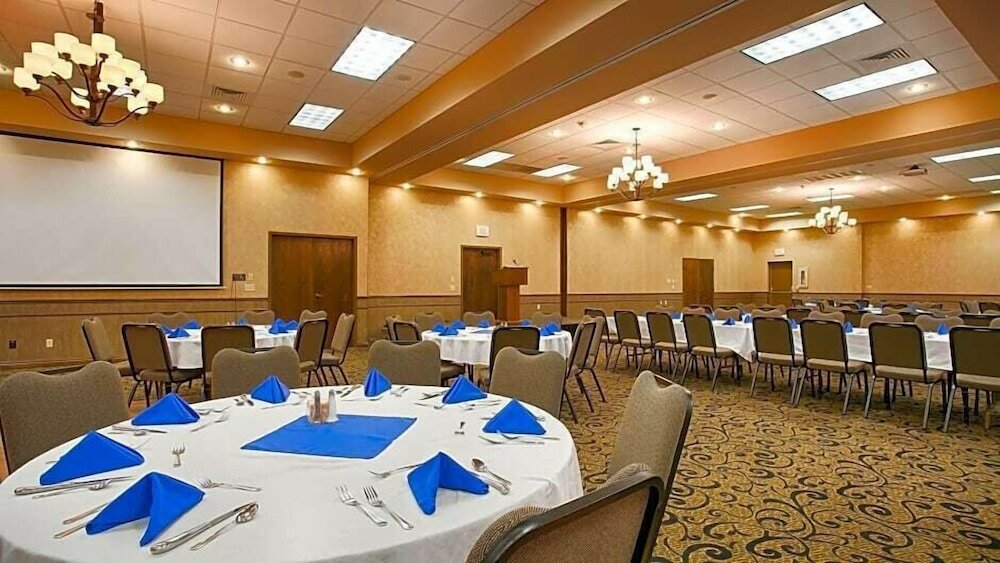 Фото Holiday Manor McPherson