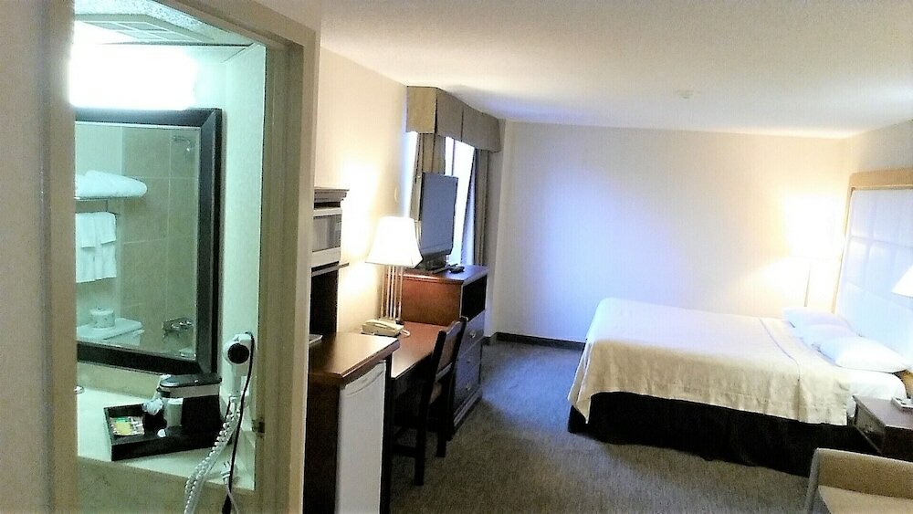 Фото Travelodge by Wyndham Vancouver Airport