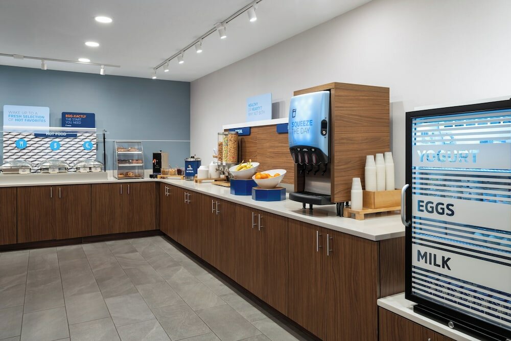 Фото Holiday Inn Express & Suites Midwest, an Ihg Hotel