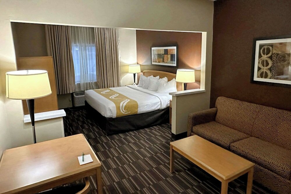 Фото Quality Suites Near West Acres