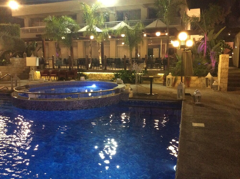 Фото The Caravel Hotel