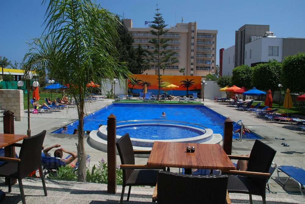 Фото The Caravel Hotel