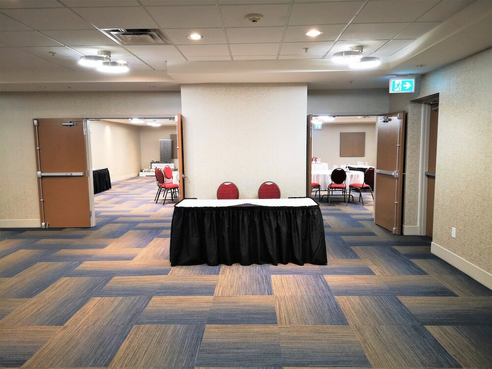 Фото Holiday Inn Express & Suites Surrey, an Ihg Hotel