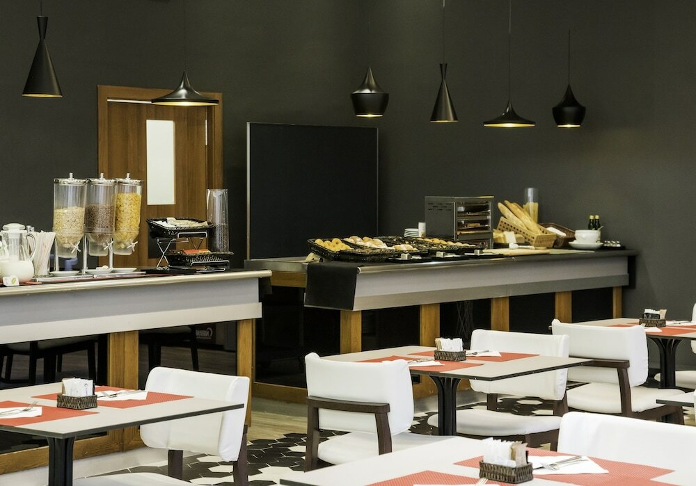 Фото Hotel Ilunion Valencia 3