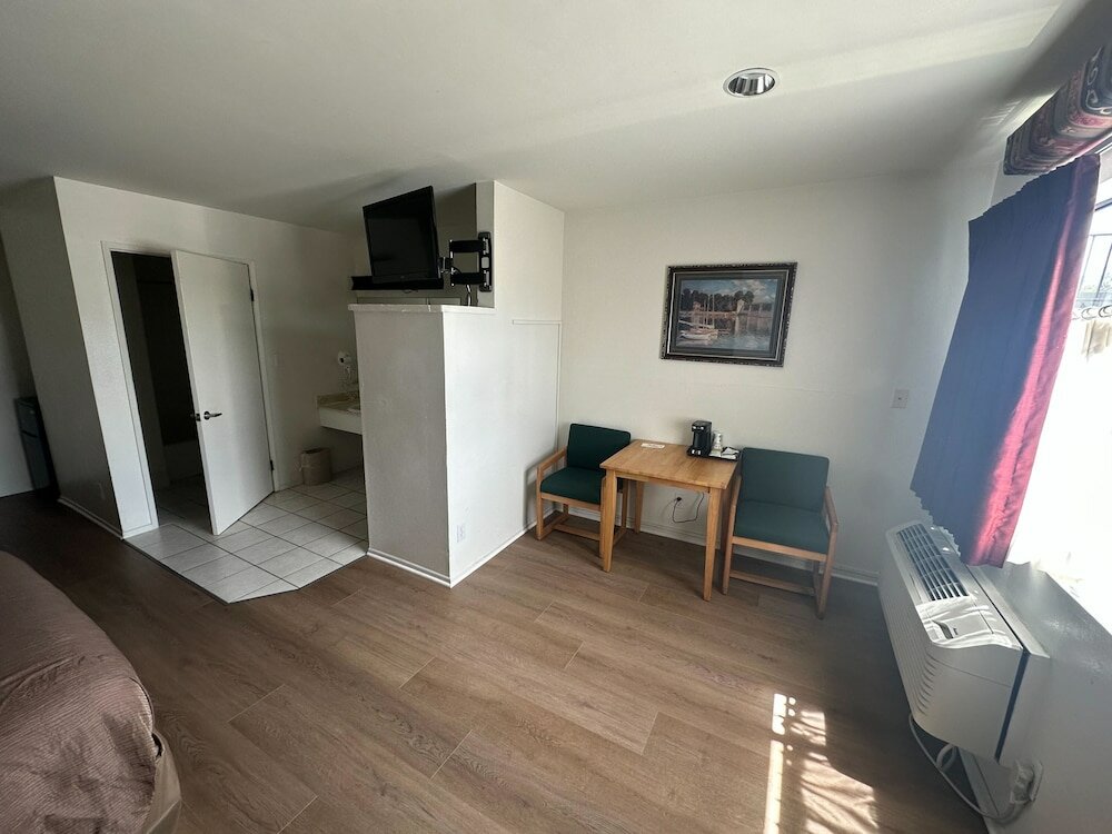 Фото Jolly Roger Hotel