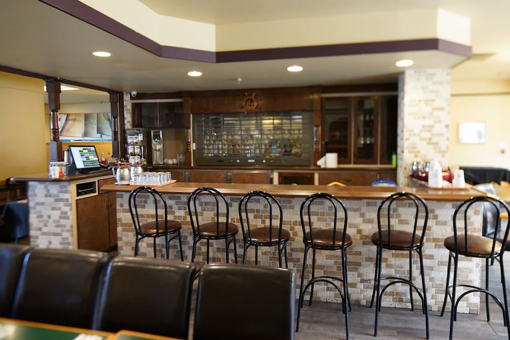 Фото Prince Arthur Waterfront Hotel & Suites