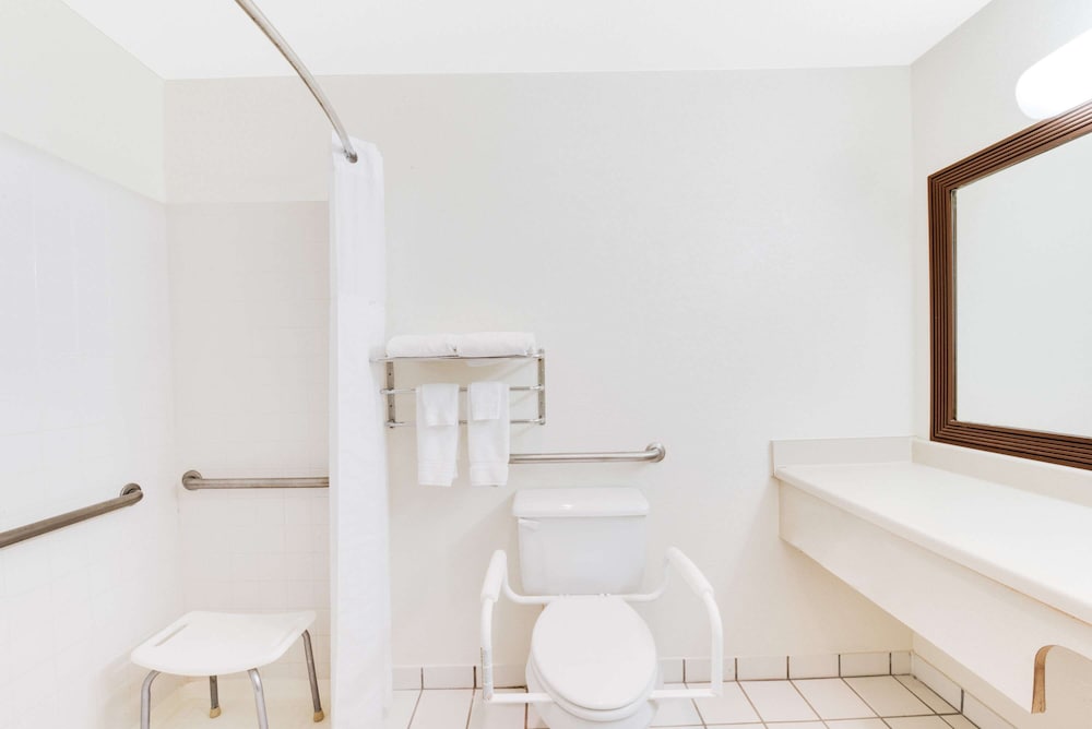 Фото Baymont by Wyndham Midland Airport