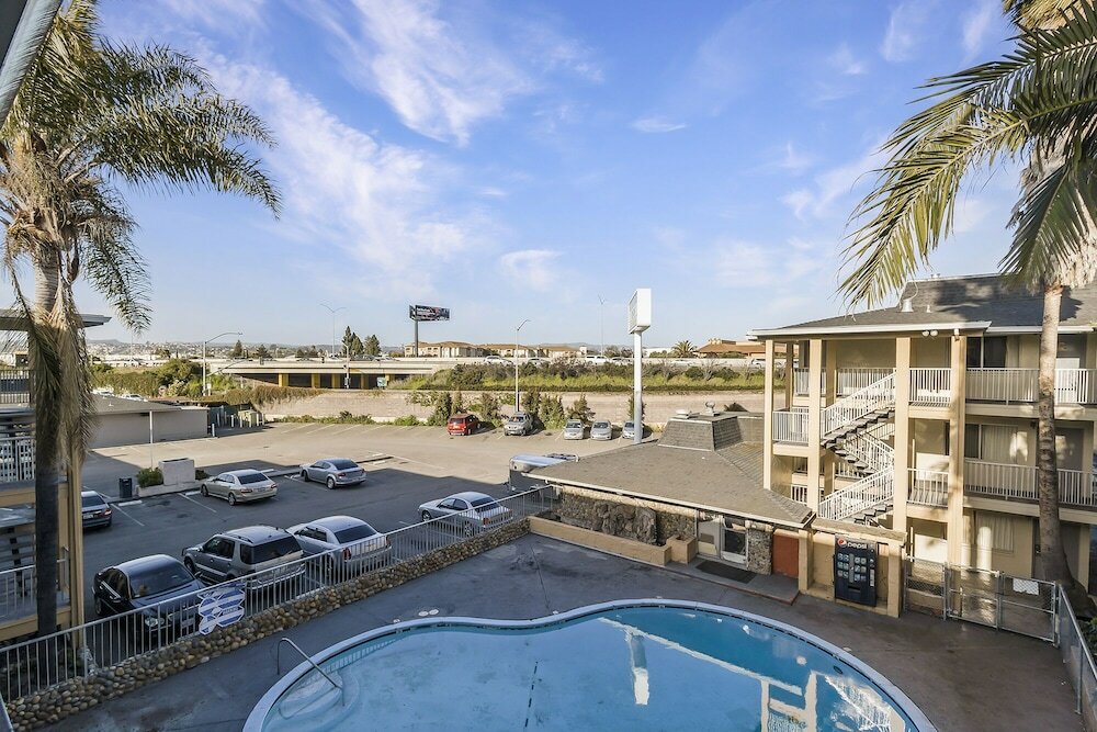 Фото Heritage Inn Express Hayward