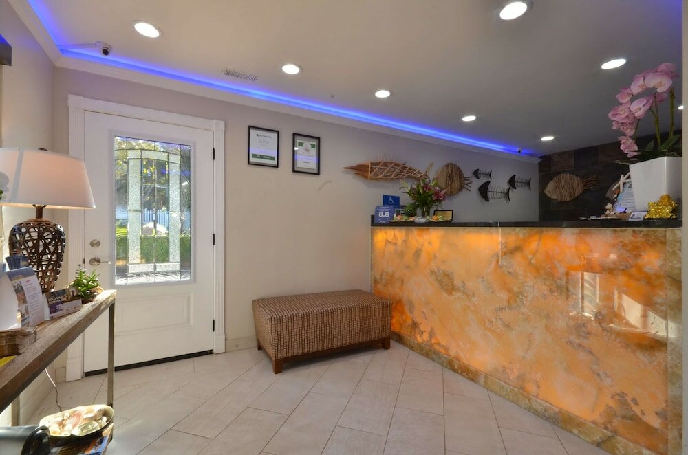 Фото Best Western The Inn & Suites Pacific Grove