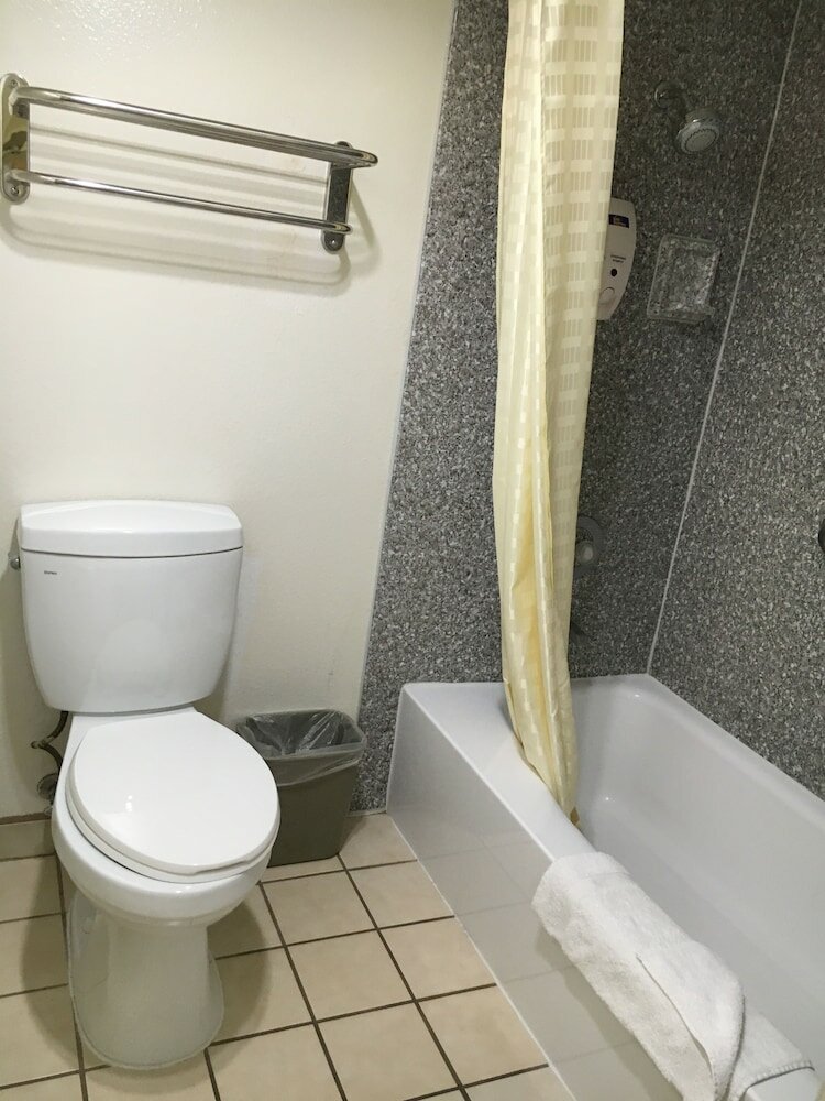 Фото Riverside Inn & Suites