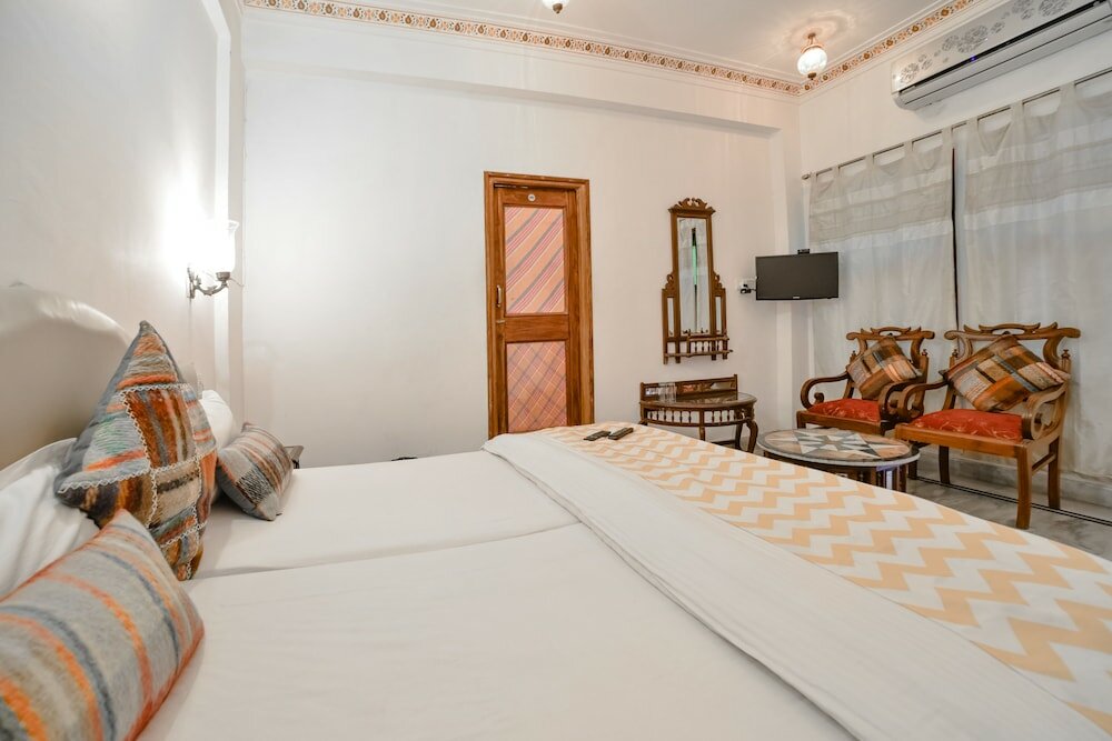 Фото Hotal Devraj Niwas on Lake Pichola Udaipur