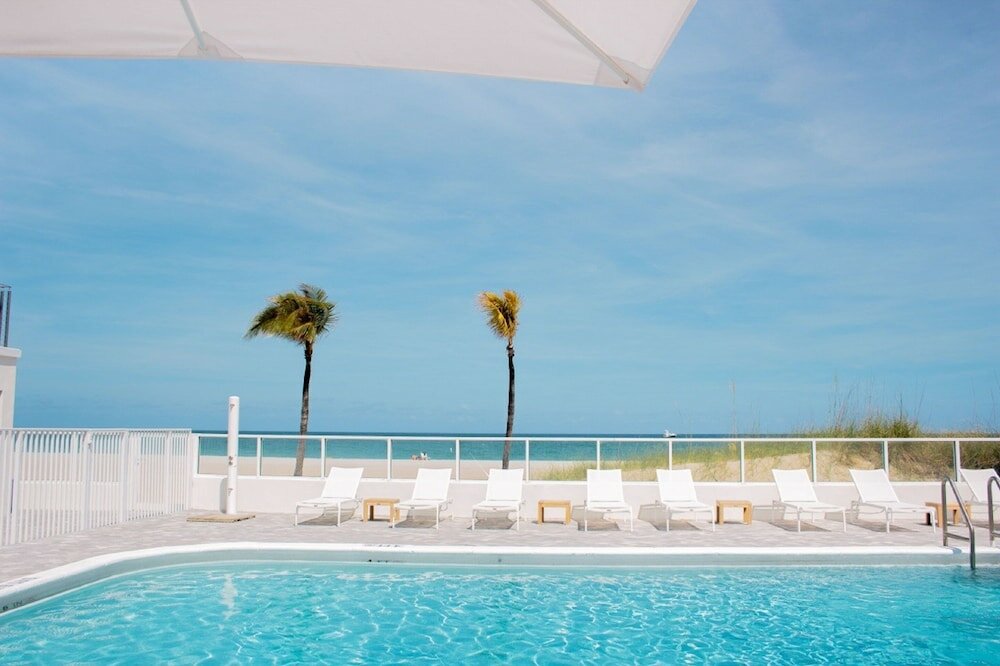 Фото Tides Inn Hotel