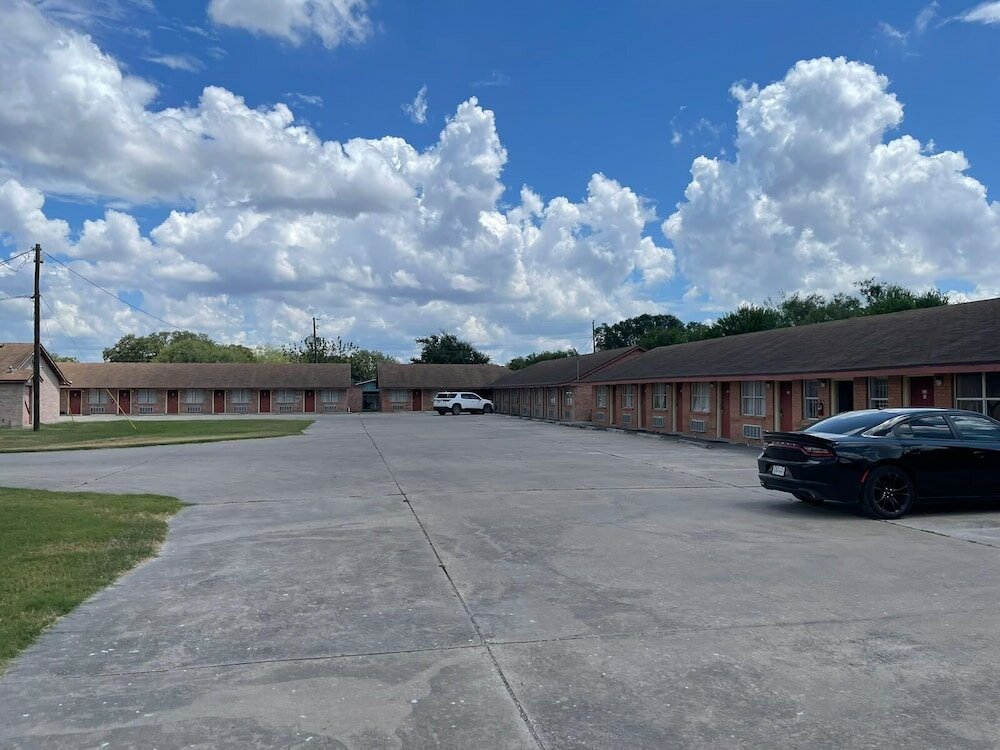 Фото Lakeside Inn & Suites