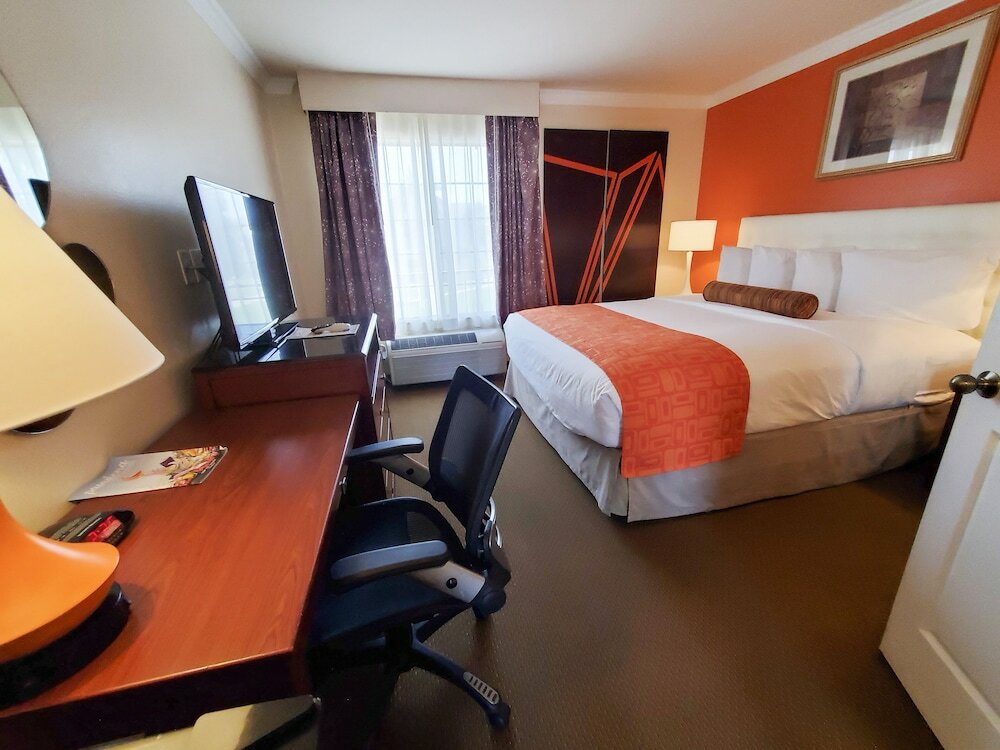 Фото Howard Johnson by Wyndham Pasadena