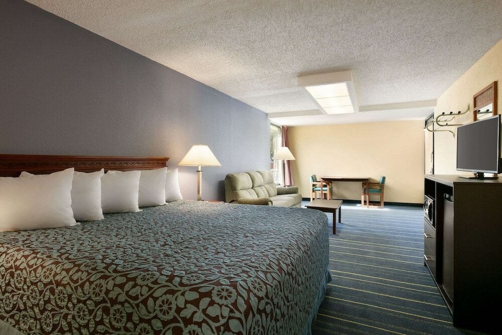 Фото Days Inn by Wyndham Clearwater/Gulf to Bay