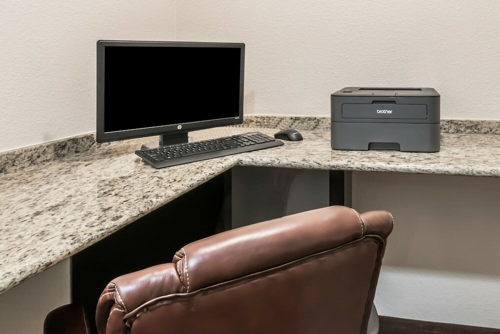 Фото Days Inn & Suites by Wyndham Dallas