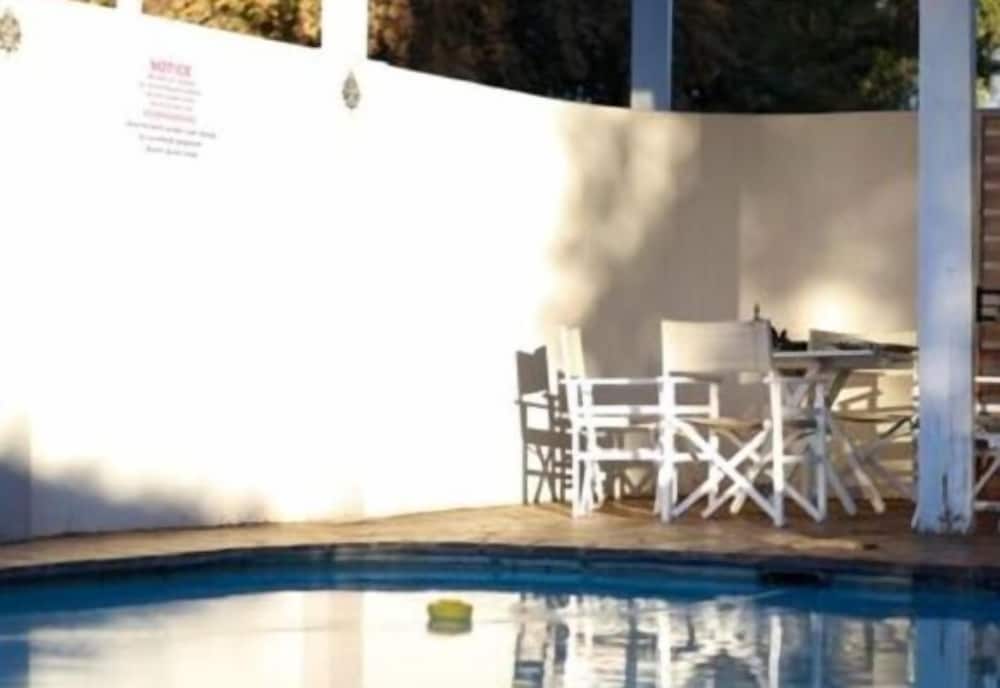 Фото The Hedge Guesthouse