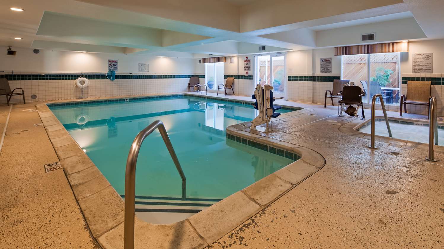 Фото Best Western Plus Airport Inn & Suites