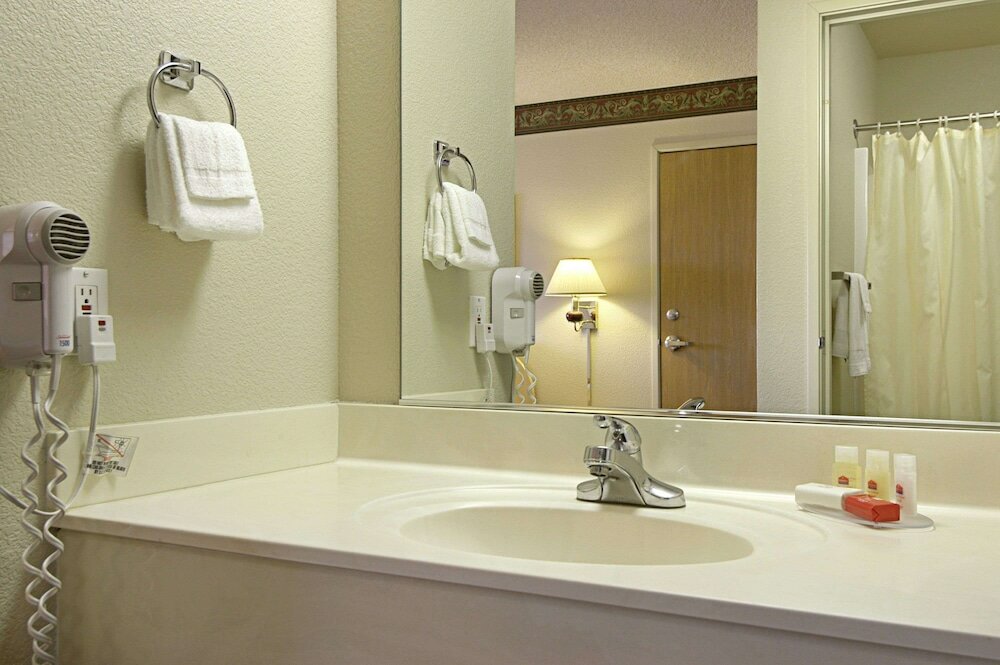 Фото Ramada Limited Redding