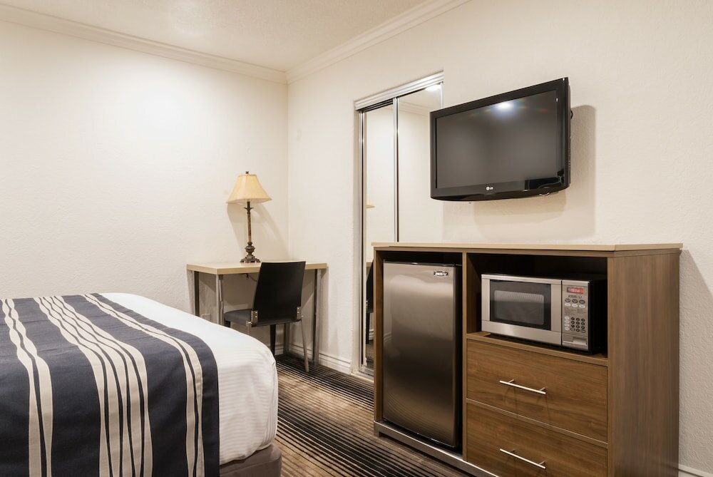 Фото Rodeway Inn & Suites Pacific Coast Highway