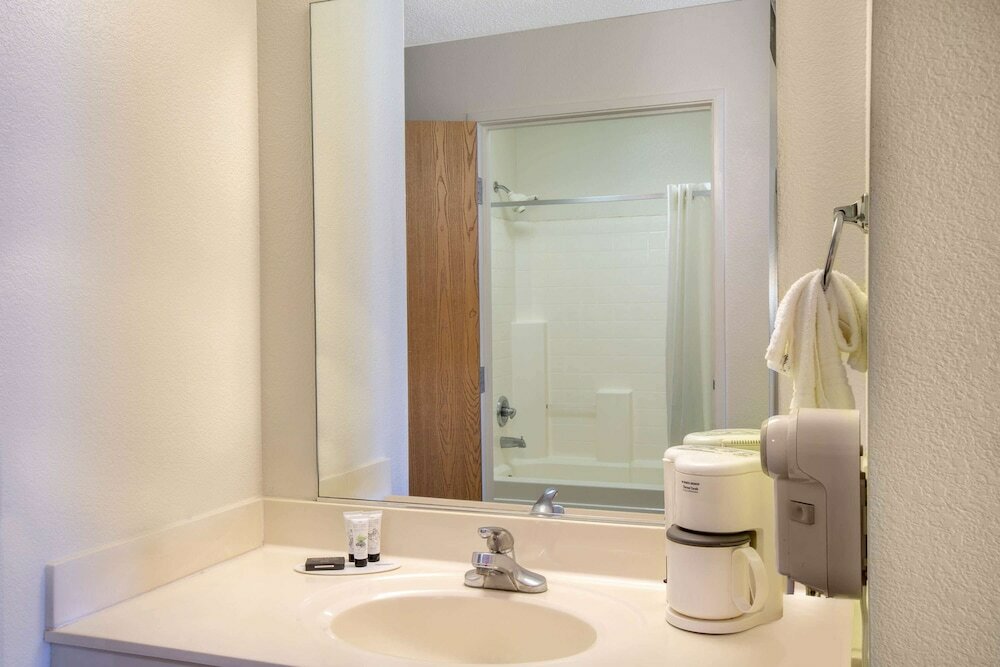 Фото Ramada Limited Redding