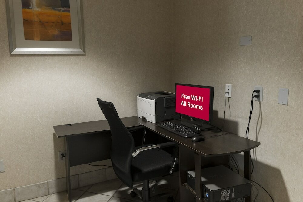 Фото Red Roof Inn Plus+ Long Island - Garden City