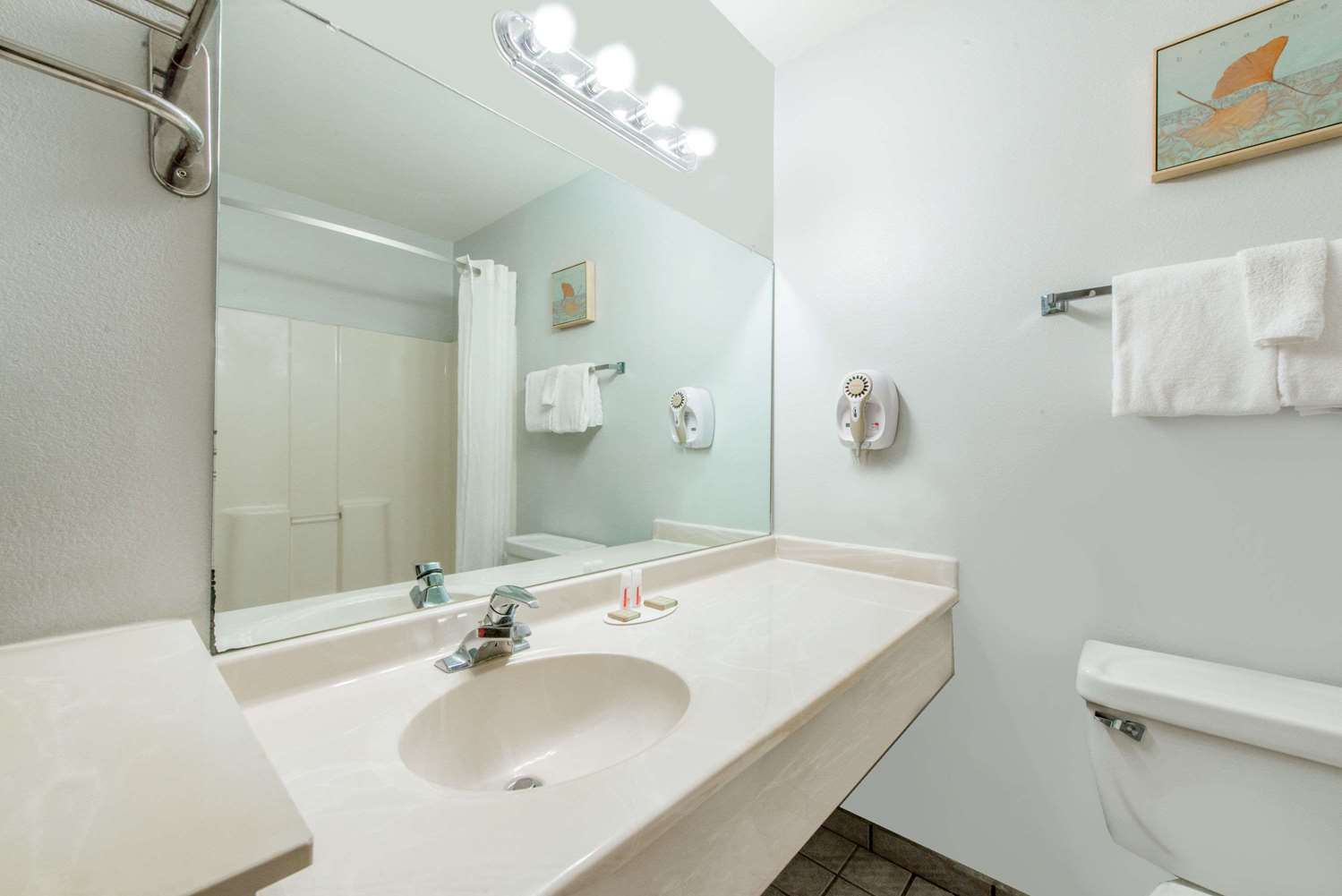 Фото Super 8 by Wyndham Lake Charles/Sulphur