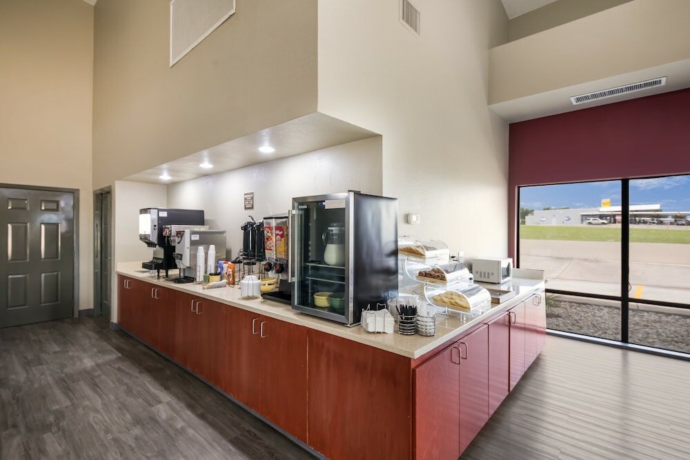 Фото Red Roof Inn & Suites Austin East - Manor