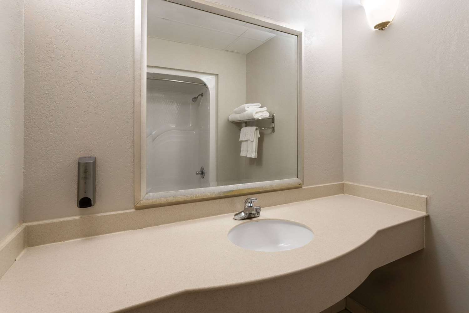 Фото Days Inn & Suites by Wyndham Albany