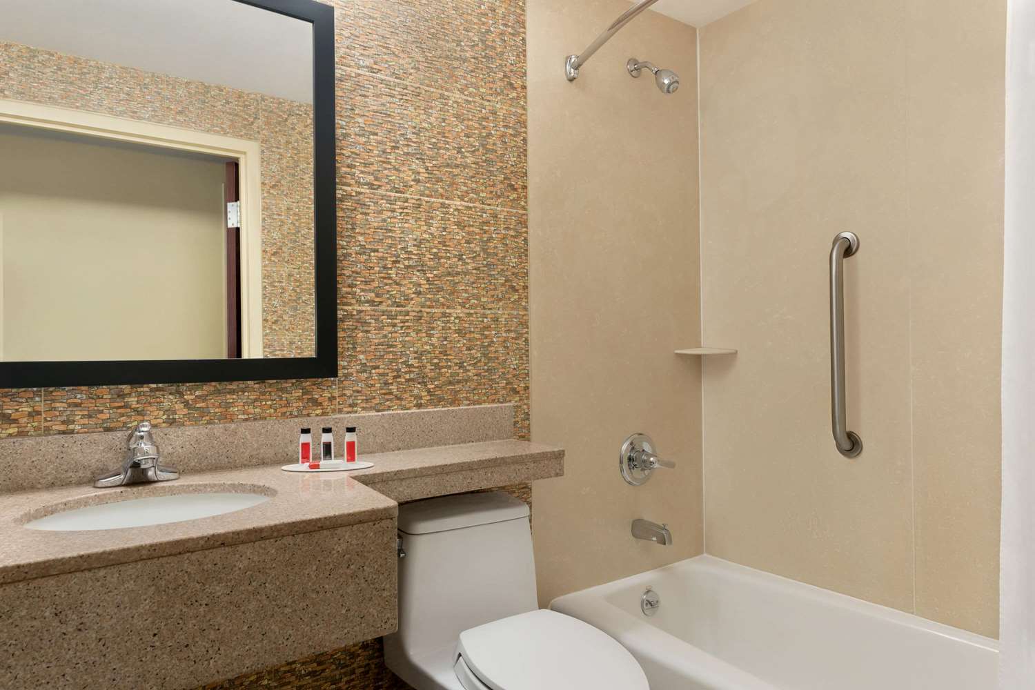 Фото Days Inn by Wyndham Brooklyn