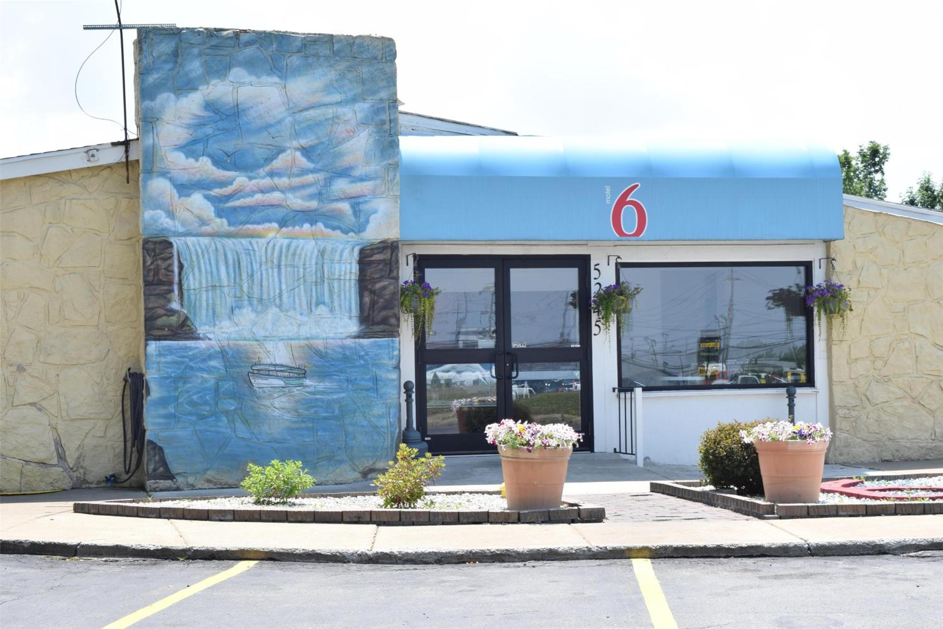 Фото Motel 6 Hamburg, Ny