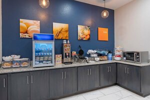 Гостиница MainStay Suites Cincinnati University - Uptown