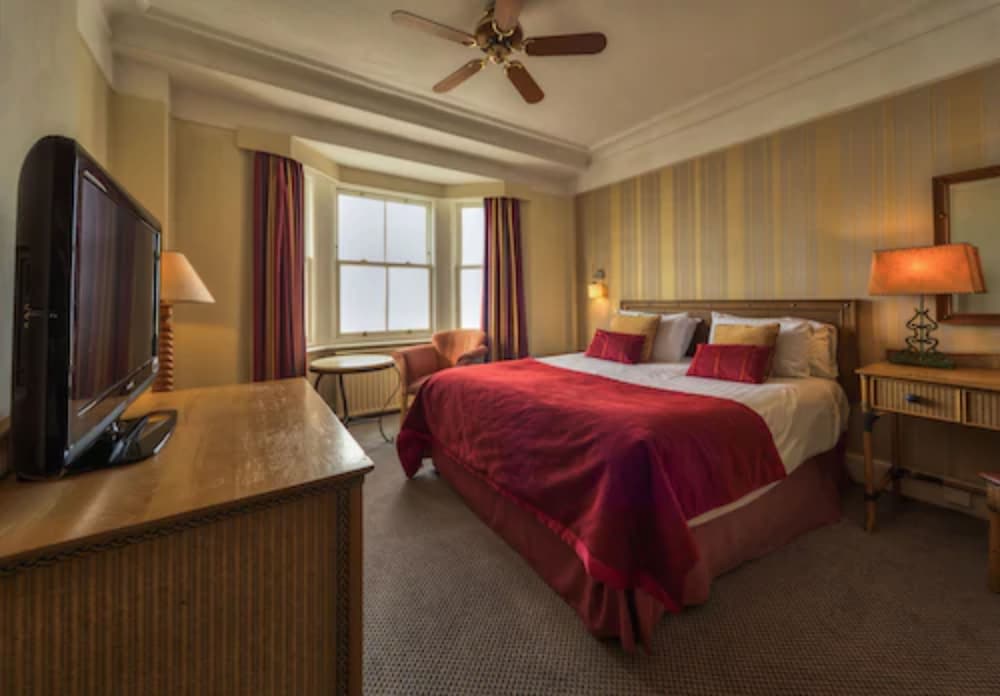 Фото The Old Ship Hotel