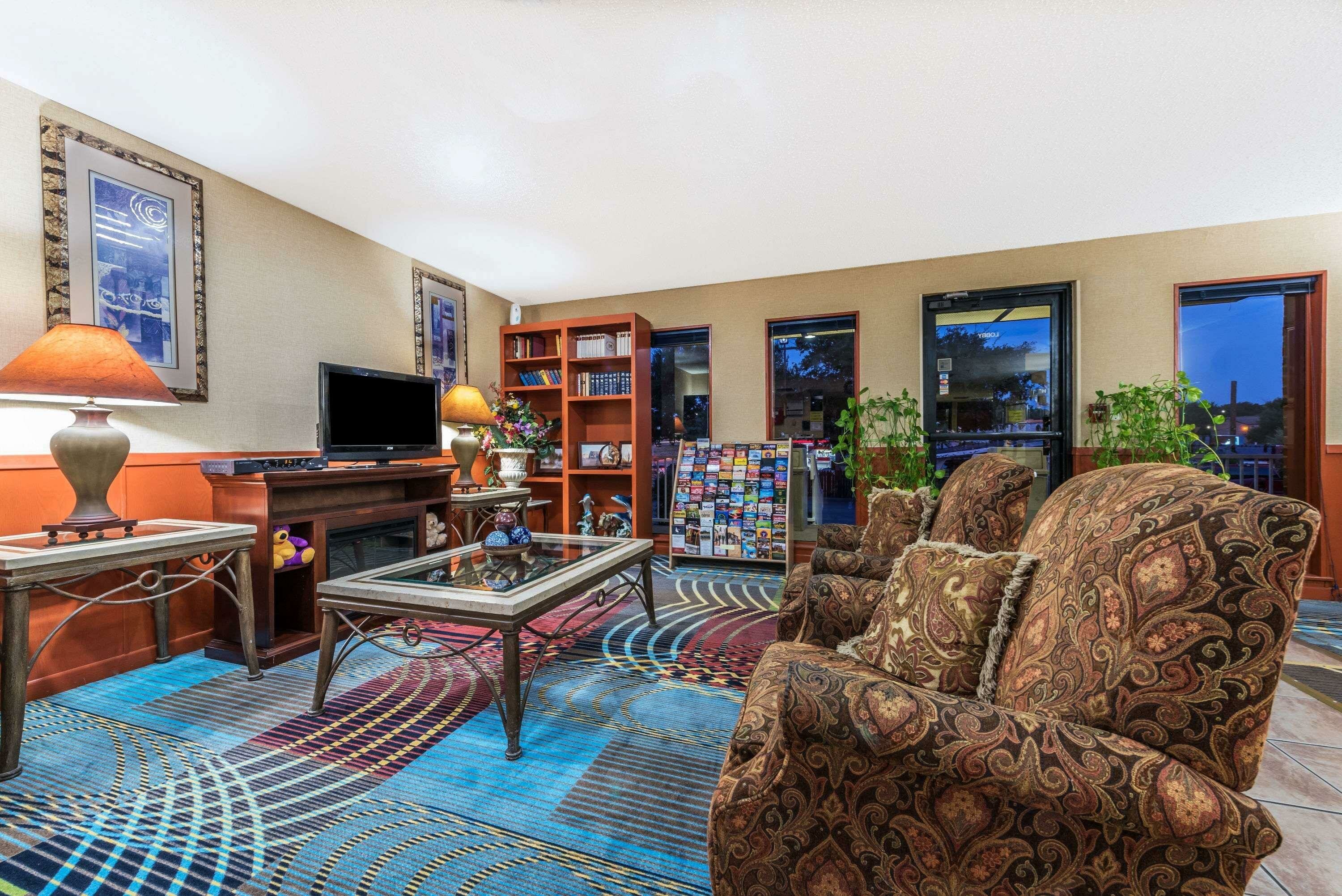 Фото Super 8 by Wyndham Denton