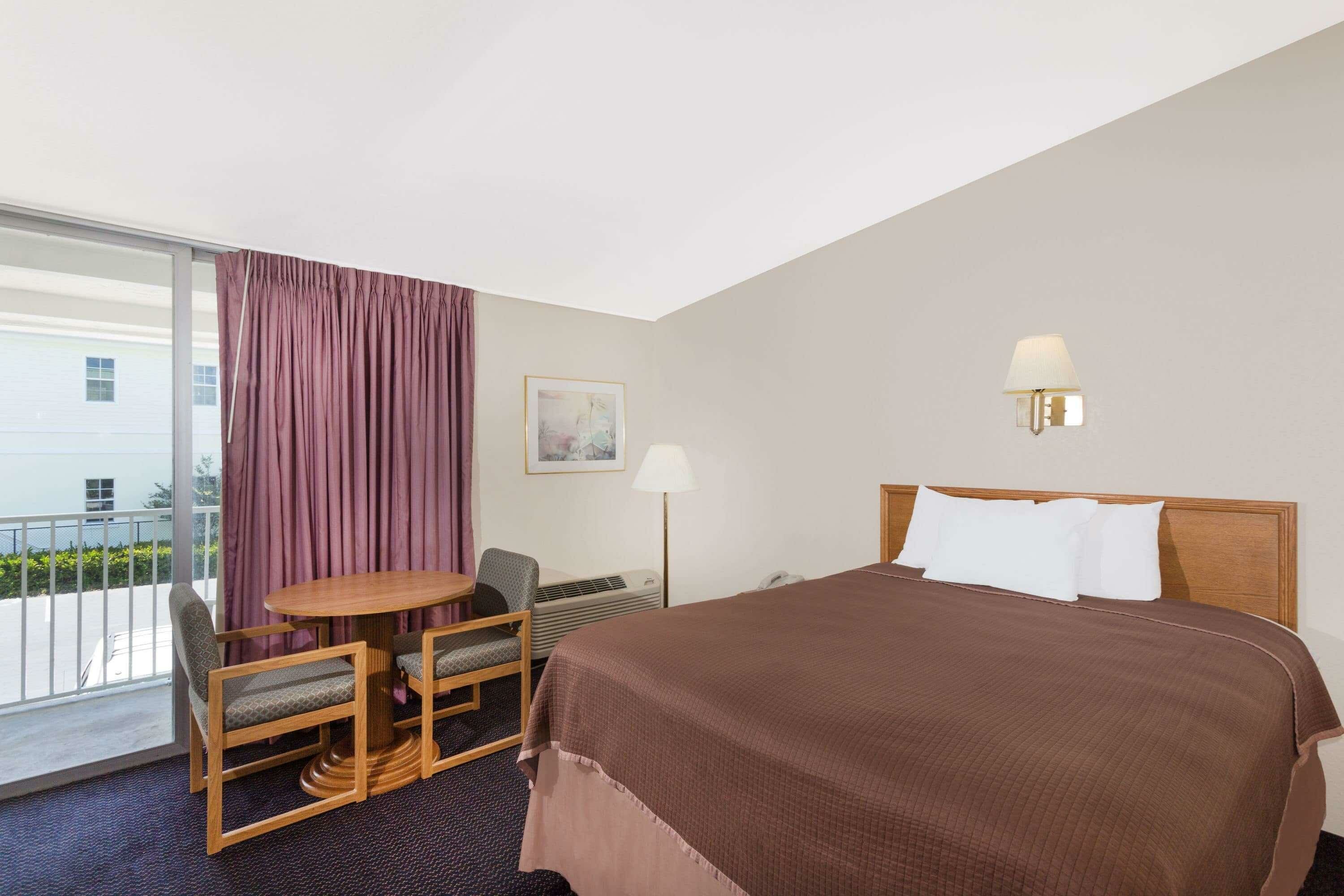 Фото Howard Johnson by Wyndham Vero Beach Downtown