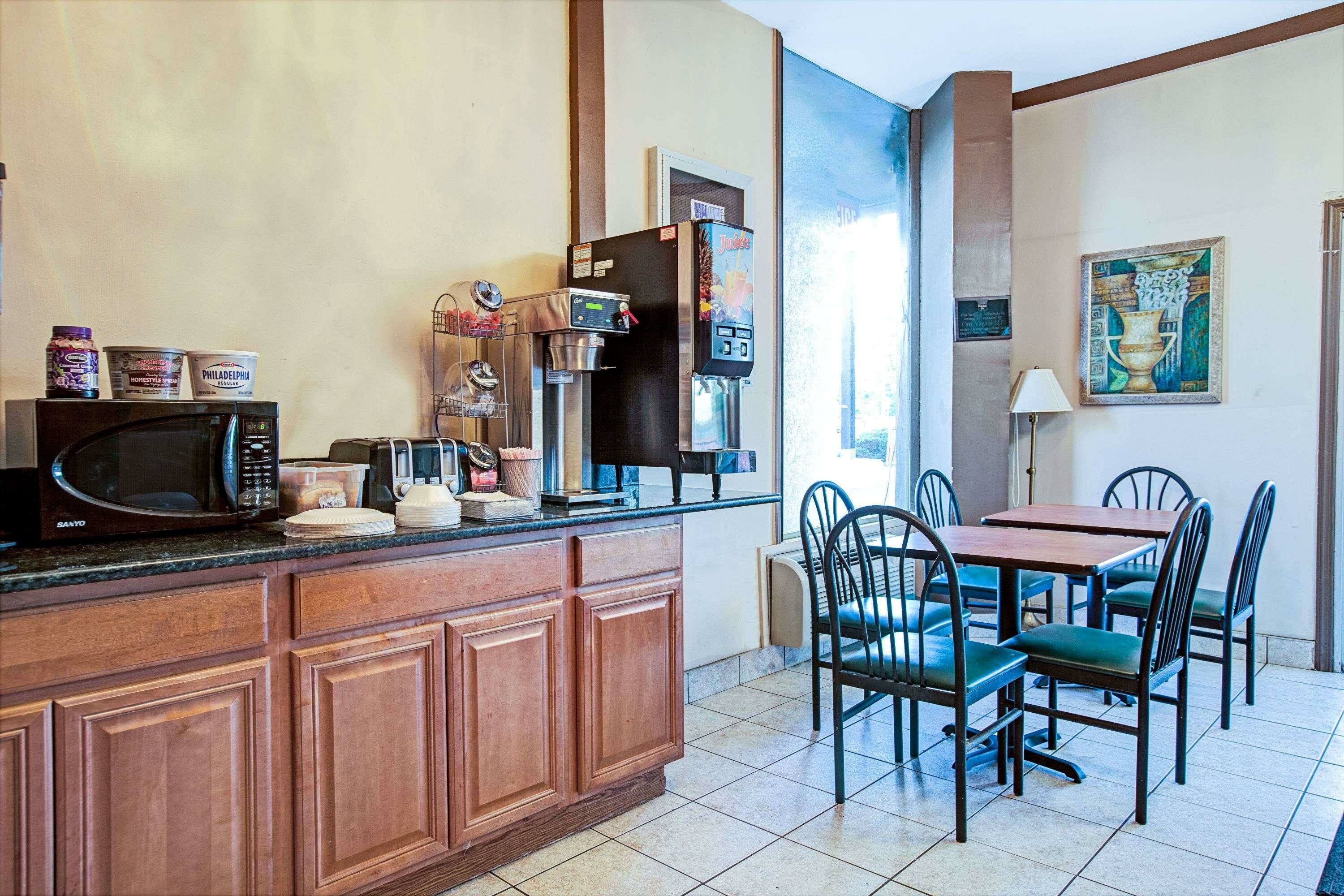 Фото Knights Inn South Hackensack