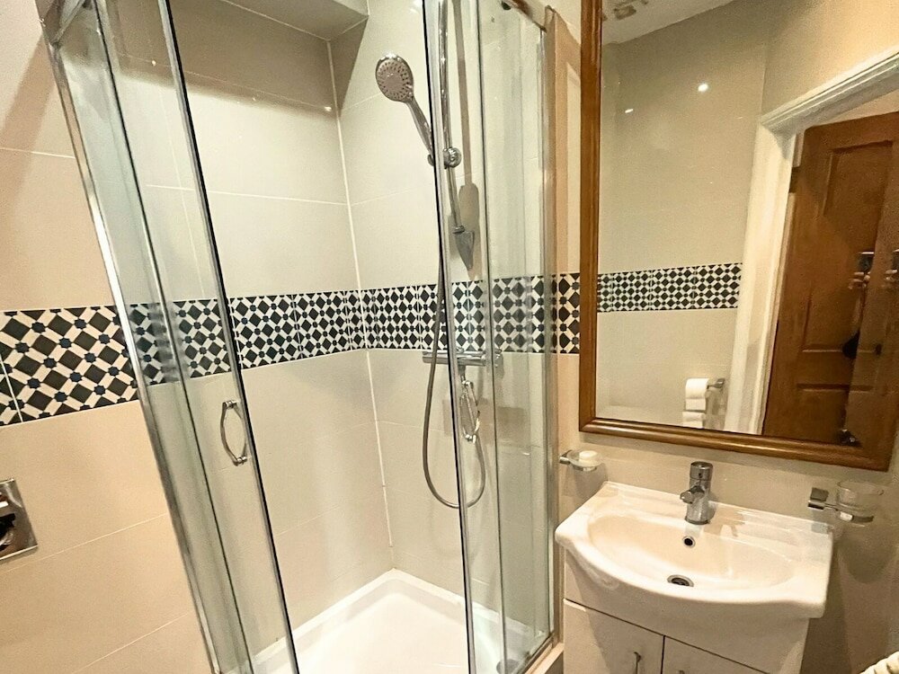 Фото Gower House Hotel