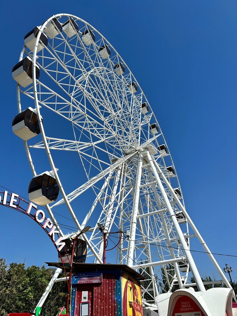 Amusement park Ferris wheel, Yerevan, photo