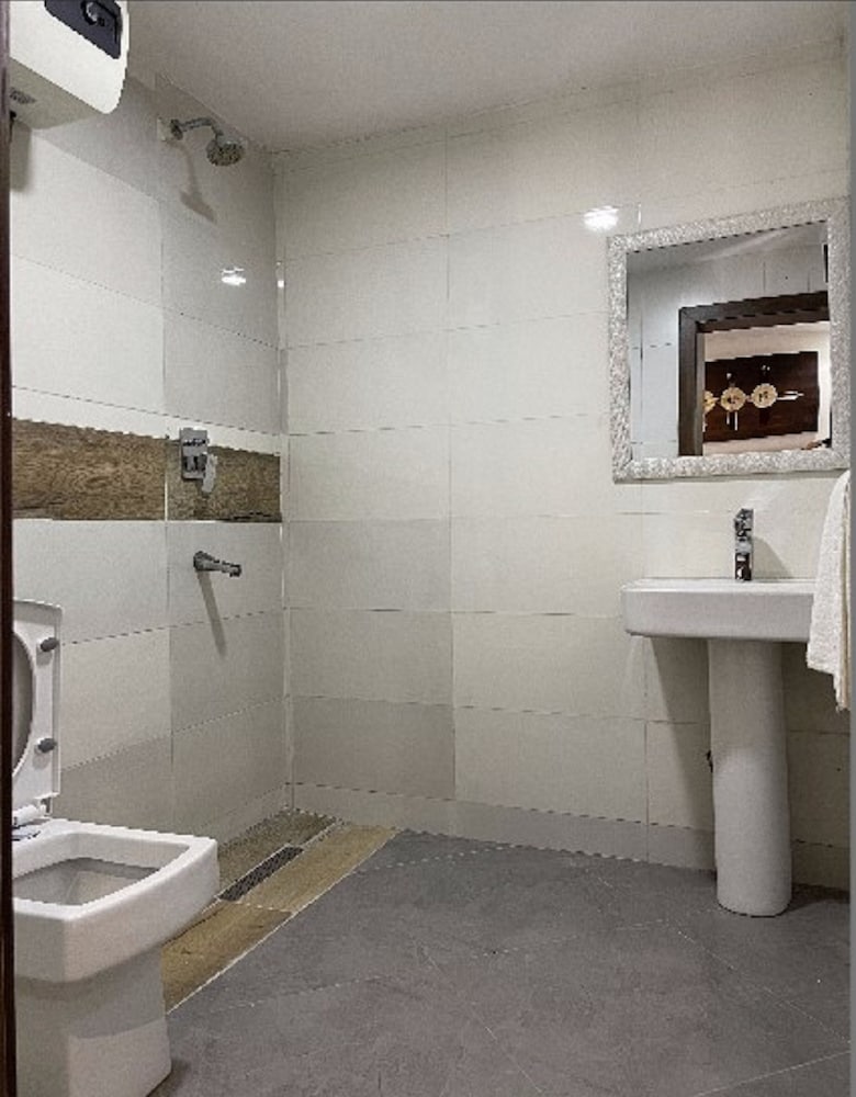 Фото Charlies Place And Suite