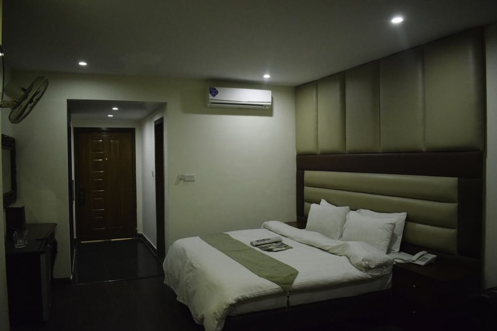 Фото Grand Millennium Hotel