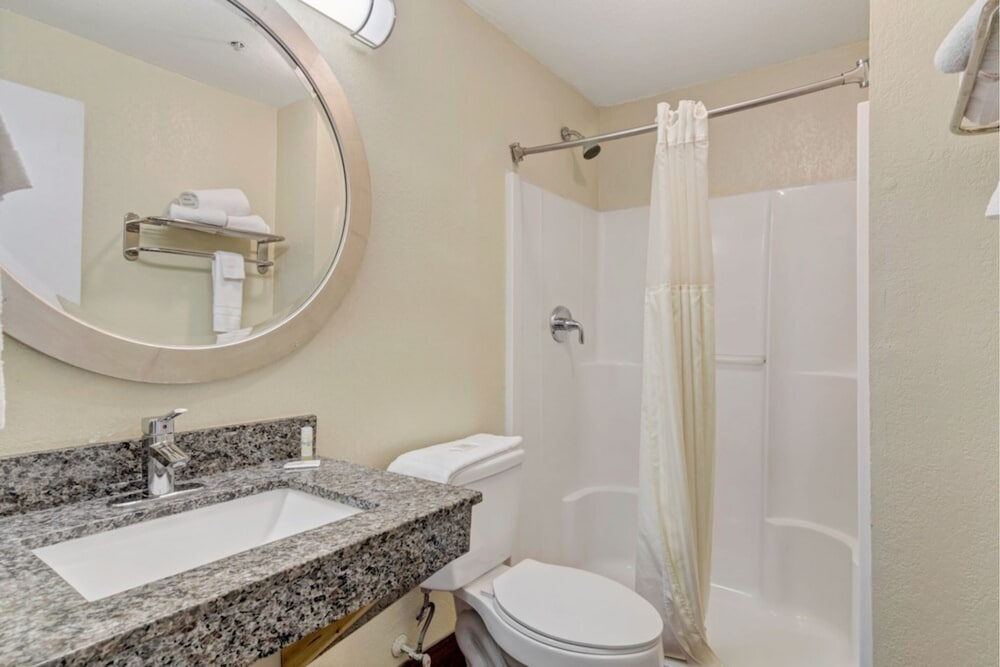 Фото Travelodge by Wyndham Savannah Midtown