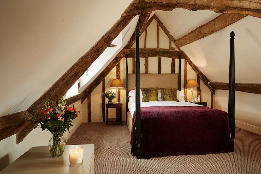 Фото Macdonald Bear Hotel