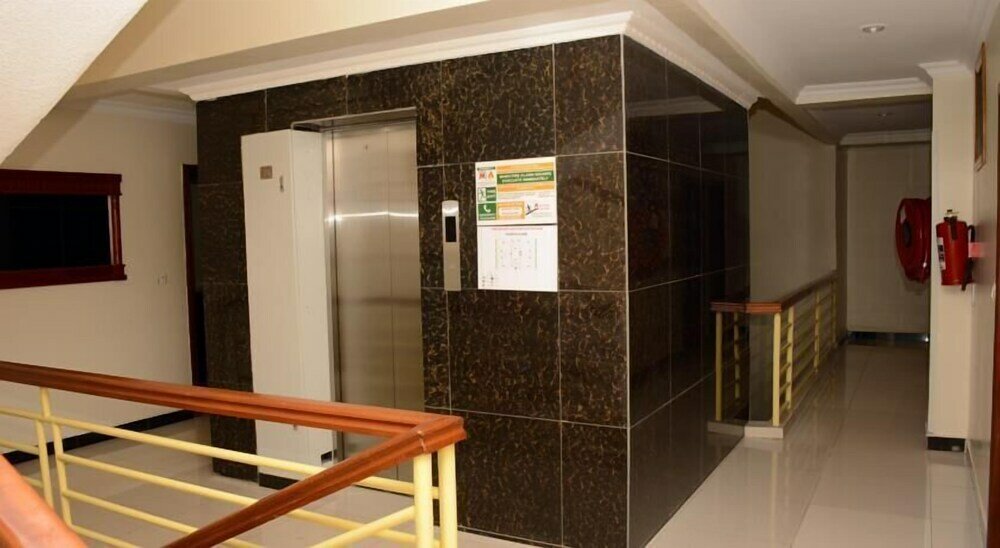 Фото La Posh Hotel