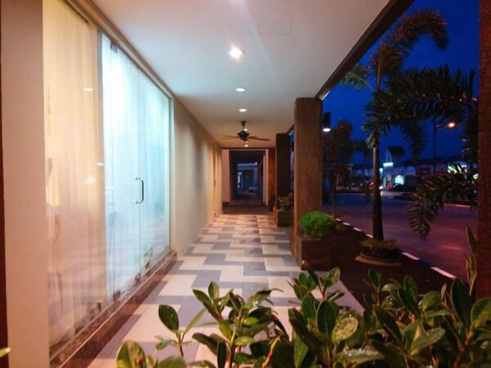 Фото Hotel CheckedInn